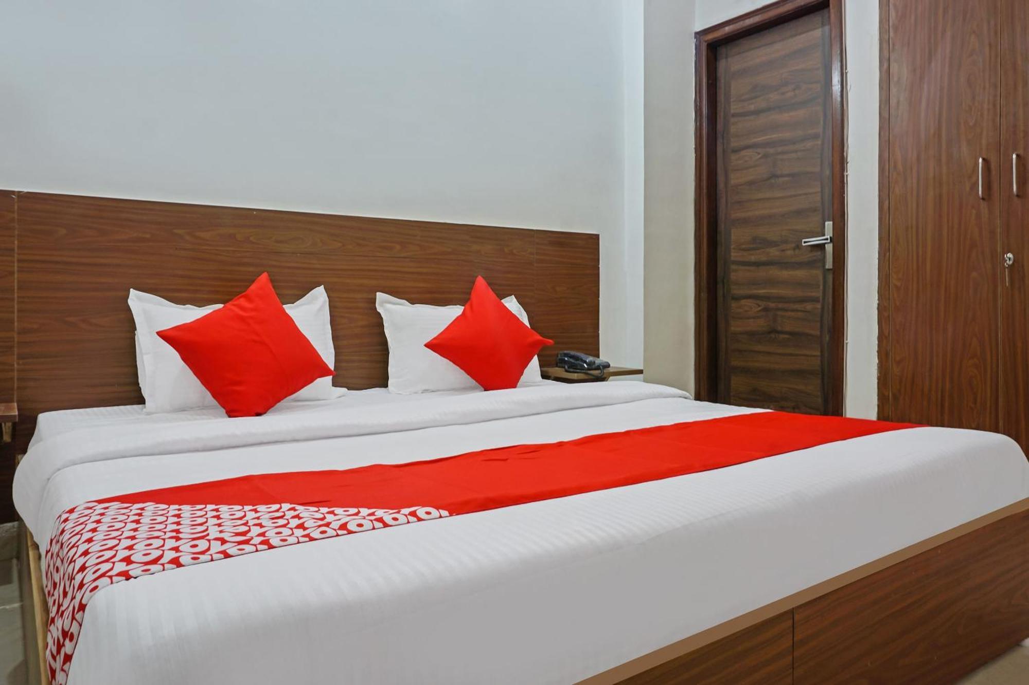 Hotel O Quadis Нойда Экстерьер фото