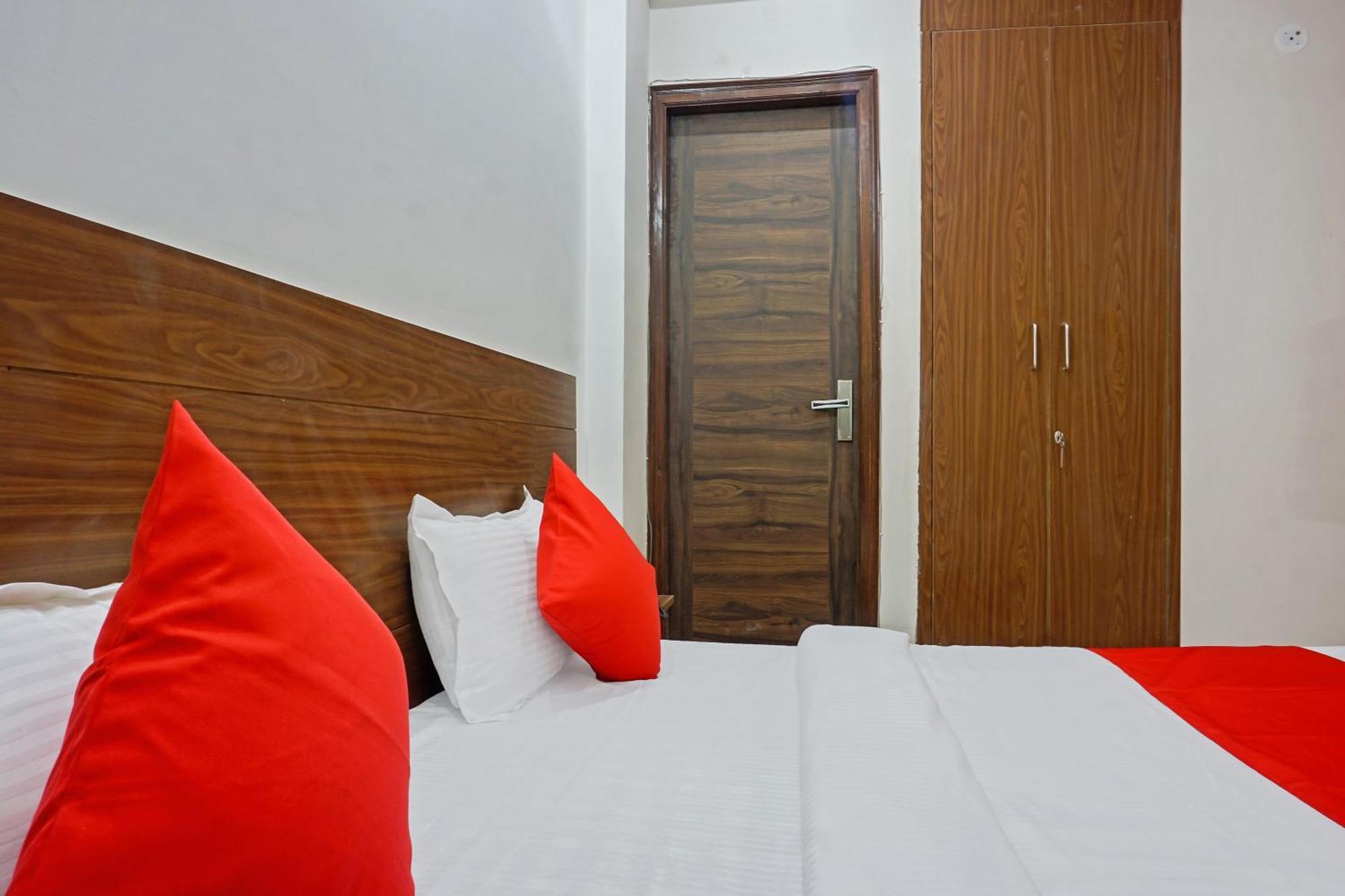 Hotel O Quadis Нойда Экстерьер фото