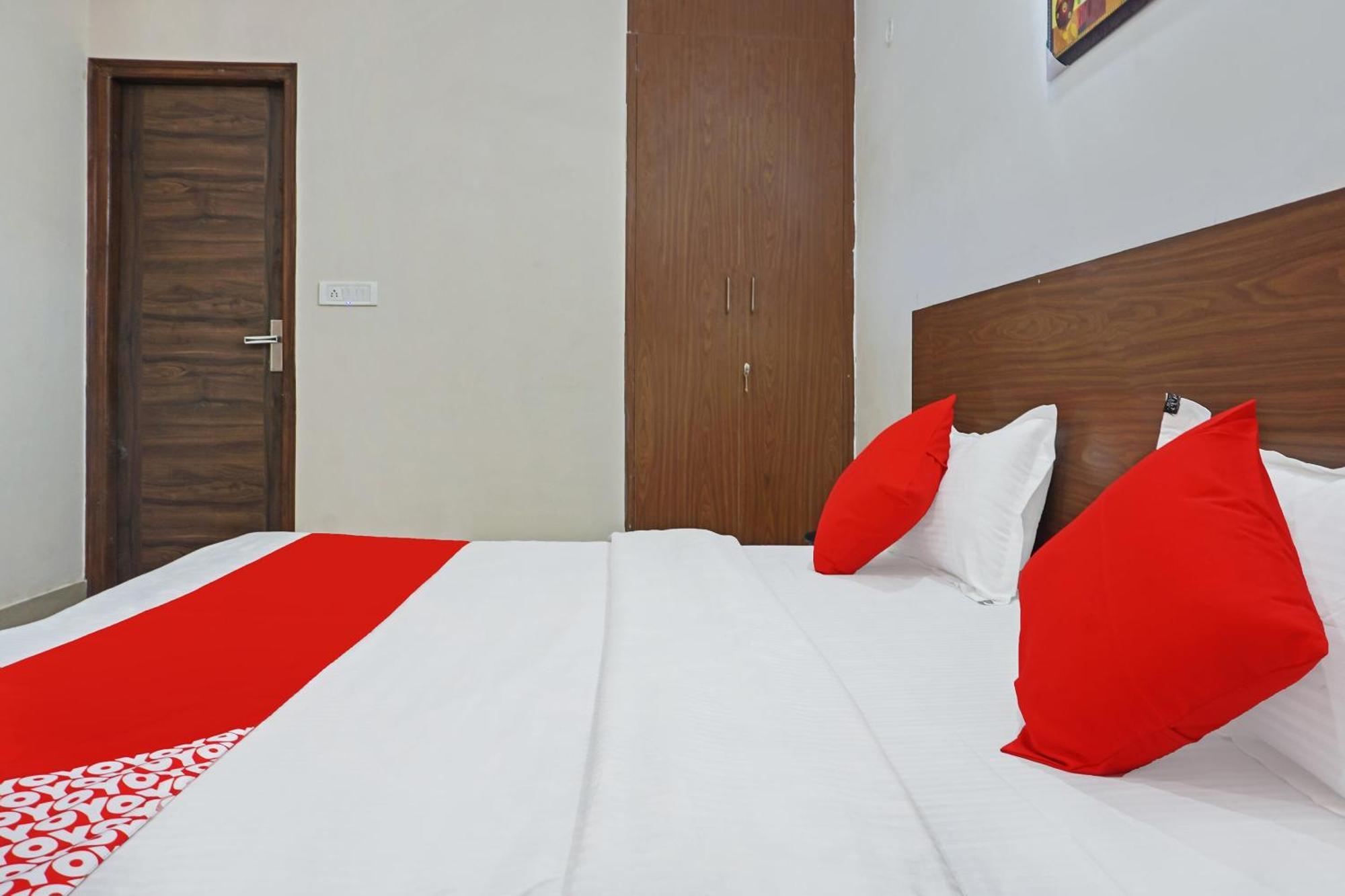 Hotel O Quadis Нойда Экстерьер фото